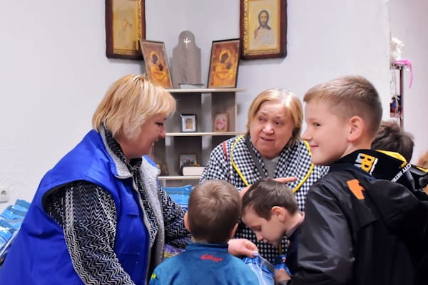 Директор фонду Червона Калина Харків Каткова Людмила Сергіївна вручає подарунки дітям переселенцям від FOOD BANK UKRAINE.