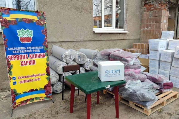 Гуманитарная помощь от IOM Ukraine: одеяла, матрасы, подушки, наборы посуды для переселенцев.