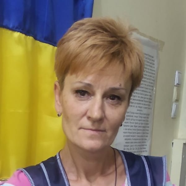 Волонтер кухні Олена дбайливо обслуговує відвідувачів, готуючи апетитні страви для переселенців і захисників України.