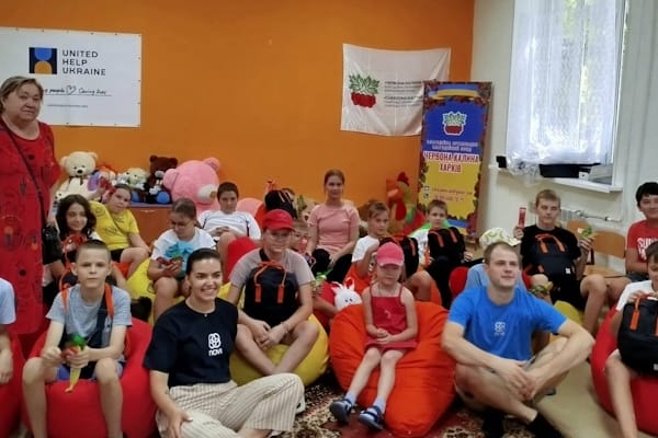 Діти на святі, організованому аніматорами, сидять задоволені після веселих ігор