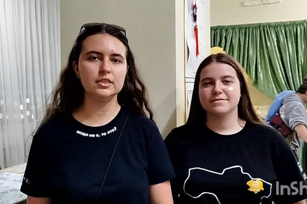 Активісти волонтерської організації «Будуємо Україну Разом» дякують фонду «Червона Калина Харків» за підтримку гарячим харчуванням.