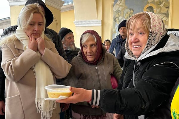 Благодійний обід у Петро-Павлівському храмі: люди насолоджуються гарячими стравами, приготованими Кухнею доброти фонду «Червона Калина Харків».