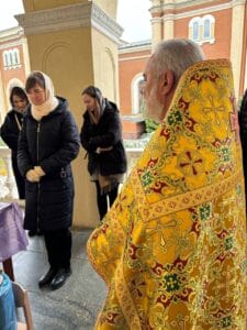 Настоятель отець Валентин і парафіяни зібрали гуманітарну допомогу, включно з картоплею, капустою і буряком, для благодійних обідів переселенців.