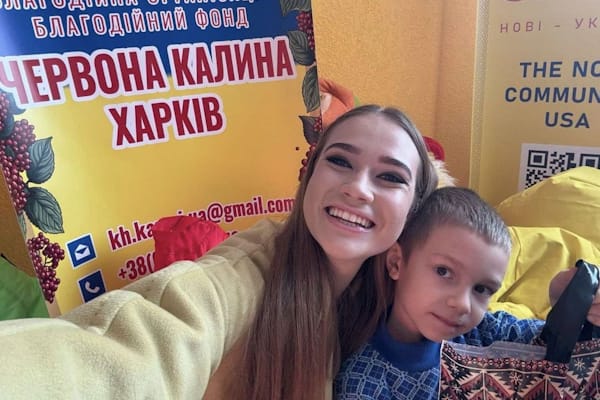 Діти Дворічанської громади отримують подарунки від волонтерів Благодійного фонду «Червона Калина Харків»; на обличчях радість і посмішки.