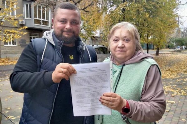 Директор фонду Людмила Каткова та начальник Харківської РВА Володимир Усов підписують меморандум про співпрацю.