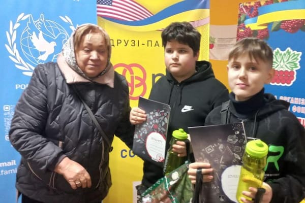 Діти-переселенці з Вовчанська створюють вироби на святковому заході фонду «Червона Калина Харків».