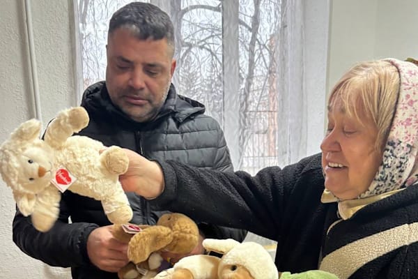Єнс Лейзенберг із Німеччини роздає м'які іграшки дітям-переселенцям у фонді «Червона Калина Харків».
