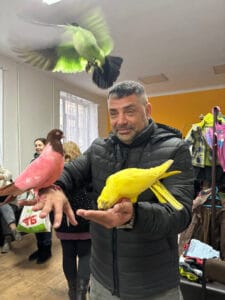 Йенс Лейзенберг Jens Leisenberg із Німеччини з ручними голубами, що символізують мир і спокій.