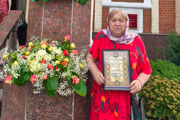 Директор фонду «Червона Калина Харків» Людмила Каткова отримує почесну грамоту від Харківської єпархії УПЦ в день пам'яті апостолів Петра і Павла.
